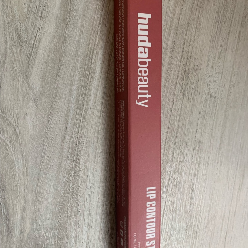 HUDA BEAUTY Lip Contour in Vibrant Red